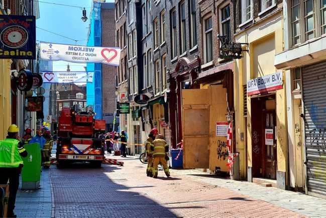 Deel van pand aan winkelstraat Nieuwendijk Amsterdam ingestort