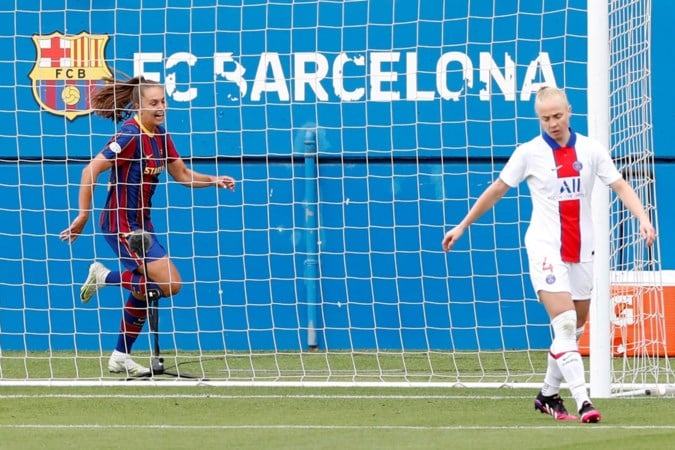 Lieke Martens leidt voetbalsters Barcelona met twee ...