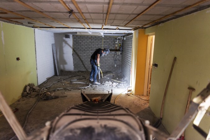 Mijnschade: verzakkende huizen in Amstenrade verstevigd met meterslange stalen poten
