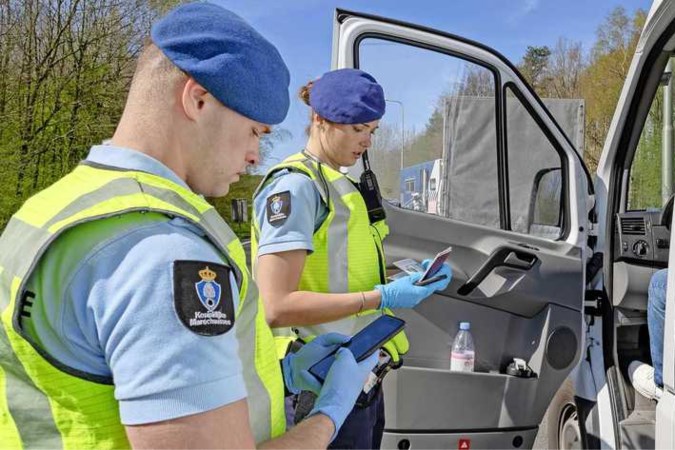 Handen vol aan mensensmokkel: complete pakketreizen naar Nederland