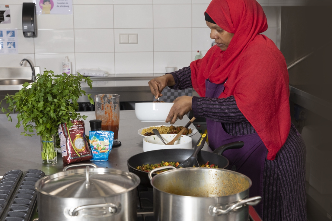 Somalisch met pit in de keuken van vrouwencentrum Roermond De Limburger