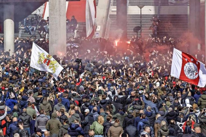 Harde kritiek om Ajaxfeest: ‘Elke week ME inzetten en dit laten we gaan?’