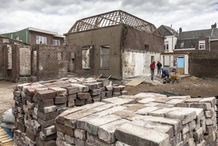 Restauratie voormalige buurtsuper Roermondse Veld in volle gang