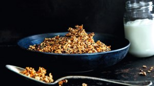 Heerlijk glutenvrij ontbijten met deze granola van quinoa, nootjes en pijnboompitten