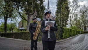 Franka (28) speelt op klarinet tijdens dodenherdenking na zware periode door corona: ‘Op 5 mei valt er niets te vieren’
