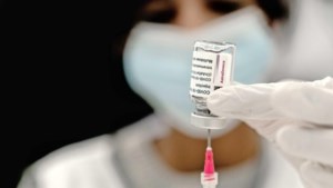 Te weinig vaccins blijft ’bottleneck’: Nederland aast op ’afgedankte’ doses