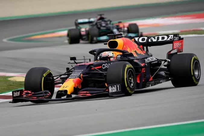 Meesterzet Mercedes helpt Hamilton aan zege, Verstappen tweede in Barcelona