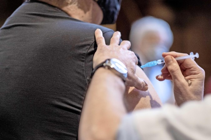 Trombose en laag aantal bloedplaatjes ook bij mannen vastgesteld na prik AstraZeneca