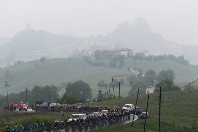 Jumbo-kopman George Bennett in Giro verkrampt door de kou