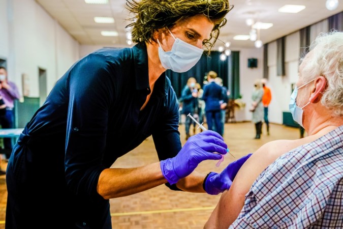 ‘Huisartsen veel gebeld door mensen die prullenbakvaccin willen’