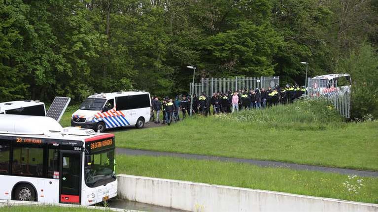 Tientallen arrestaties rond ADO-stadion, ook aanhoudingen na onrust bij De Graafschap