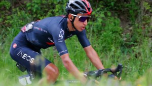 Egan Bernal wint negende Giro-etappe na demarrage op grindpad en grijpt de roze trui