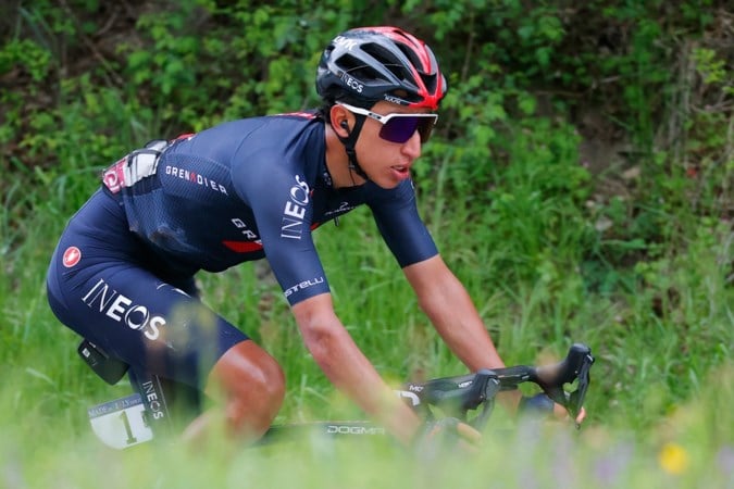 Egan Bernal wint negende Giro-etappe na demarrage op grindpad en grijpt de roze trui