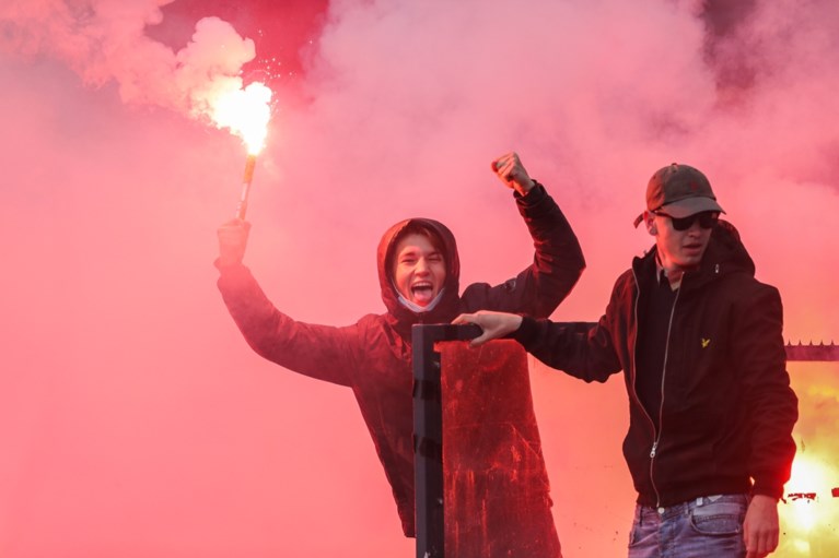Feyenoord-supporters dringen met vuurwerk De Kuip binnen