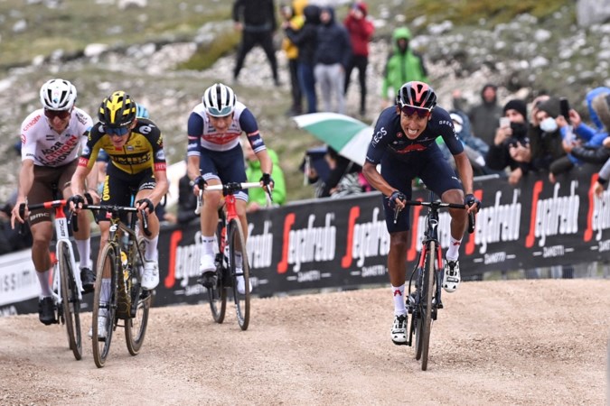 Bernal verlost van rugklachten en geroerd door het roze in de Giro; Bouwman tot 400 meter voor de finish kansrijk