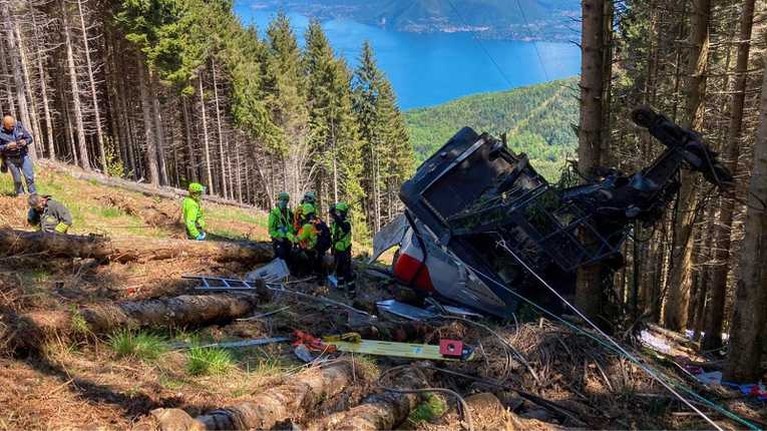 Cabine kabelbaan stort op grote hoogte neer bij Lago Maggiore in Italië: 13 doden