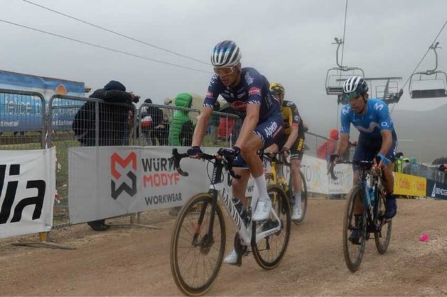 Oscar Riesebeek laat zich aftroeven door Victor Campenaerts in de Giro