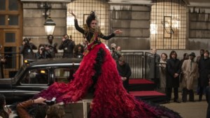 Film ‘Cruella’: duivels modefeestje met Emma Stone en Emma Thompson als concurrerende schurken in jurken 