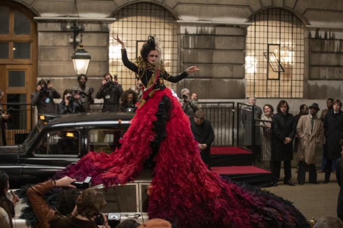 Film ‘Cruella’: duivels modefeestje met Emma Stone en Emma Thompson als concurrerende schurken in jurken