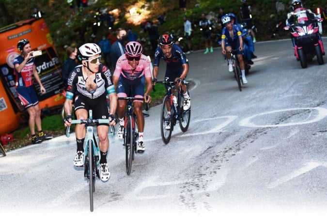 Colombiaan verliest voor het eerst tijd: houdt de rug van Bernal het in de Giro?
