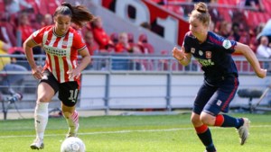 Twee goals afzwaaiende Lewerissa niet genoeg voor Ajax: PSV-vrouwen naar voorronde Champions League