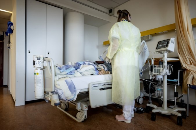 Instroom coronapatiënten in ziekenhuizen en aantal besmettingen blijft rap afnemen