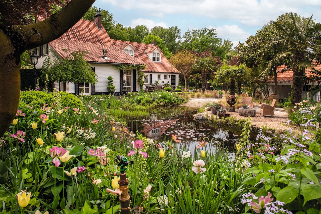 Tuin van Loek en Annemarie in HoutBlerick is een soort thea&hellip; De