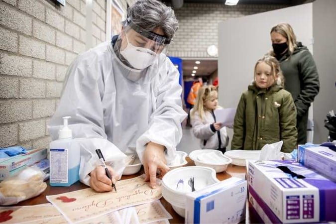 Meningen over vaccinatie kinderen lopen uiteen: ’We moeten echt breder kijken’