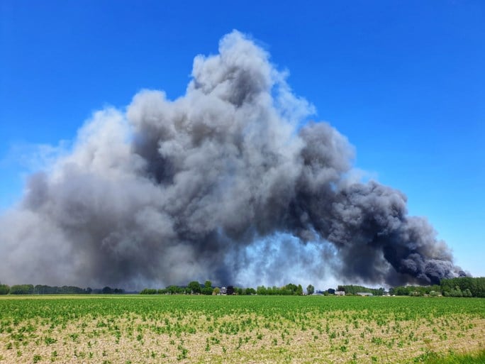 Grote brand bij agrarisch bedrijf in Nederweert - De Limburger