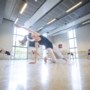 Voormalige topdanser Myrthe van Opstal begeleidt jong danstalent in Venlo, scholieren trekken na wiskunde de ballerina’s aan 