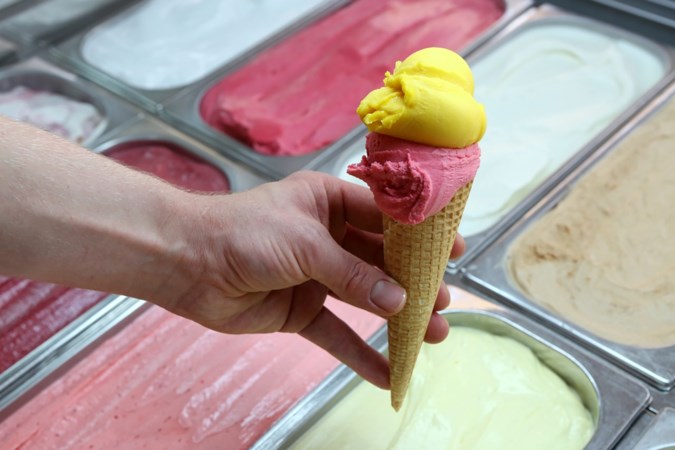 Moeilijk om te kiezen in IJssalon Clevers in Grubbenvorst: ‘Mensen worden altijd blij van ijs’