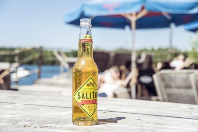 Politie ontruimt beachbar in Belgisch grensgebied: grimmige sfeer met opstootjes en dronkenschap