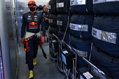 Teamgenoot Sergio Pérez helpt Max Verstappen uit de brand