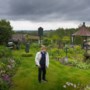Weduwnaar Nic geeft uitgebreide rondleidingen door zijn kleurrijke tuin in de Rott om de eenzaamheid te verdrijven
