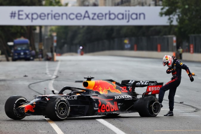 Gecrashte Max Verstappen blijft leider in wereldkampioenschap na oerdomme fout Hamilton bij herstart