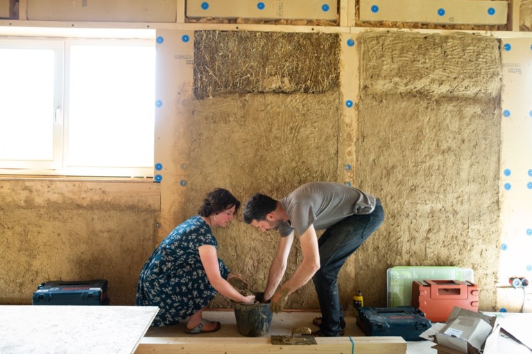 huis van stro bouwen in schinnen met je handen in de prats de limburger mobile