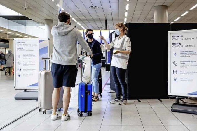 Reiziger verrast door geschuif met PCR-test