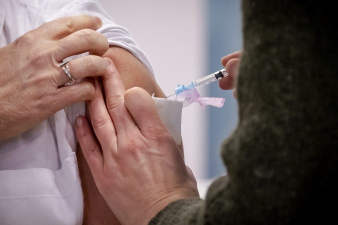 Besmettingen en ziekenhuisopnames blijven stevig dalen: Limburg schaalt risiconiveau af