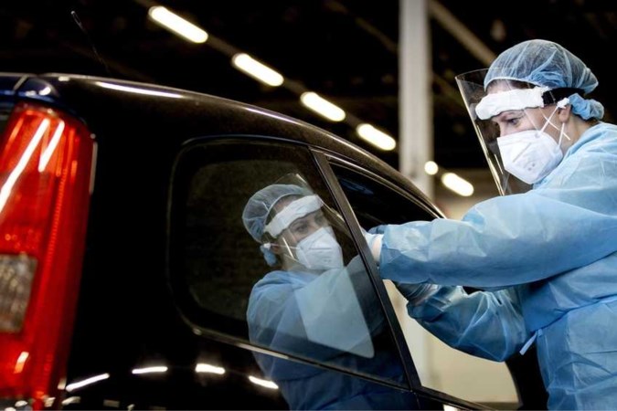Aantal positieve coronatesten afgelopen week 30 procent lager
