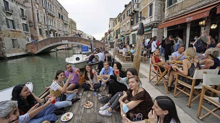 Gran parte dell'Italia e dell'Austria sono dall'arancione al giallo e le vacanze sono di nuovo consentite
