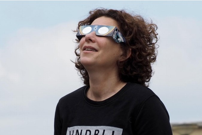 Waarom je vanmiddag absoluut niet door een zonnebril naar de zonsverduistering moet kijken