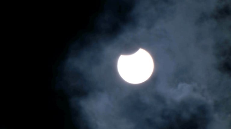 Video: Gedeeltelijke zonsverduistering te zien boven Limburg