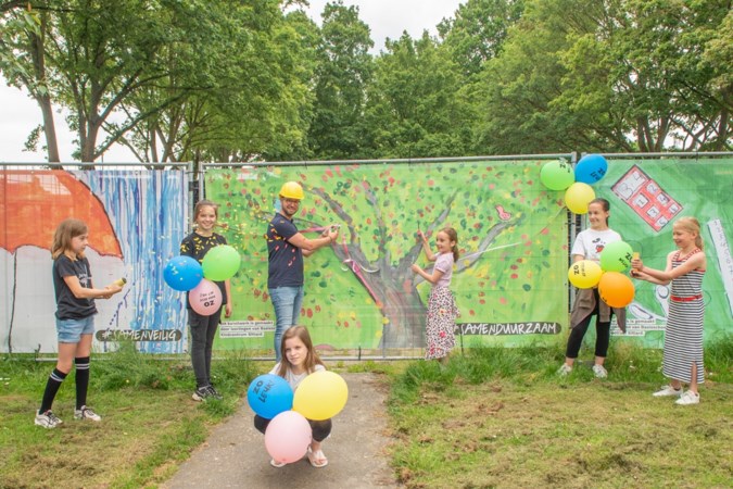 Kindertekeningen beschermen bouwhekken in Sittardse wijk