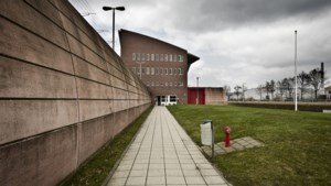 Levensgevaarlijke drug via briefpapier in gevangenis Roermond, directie laat post kopiëren