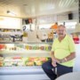 Frietenbakker André (70) uit Griendtsveen na dik 50 jaar: ‘Ik haal mijn frietjes pas eruit als ze in het vet liggen te fluiten’