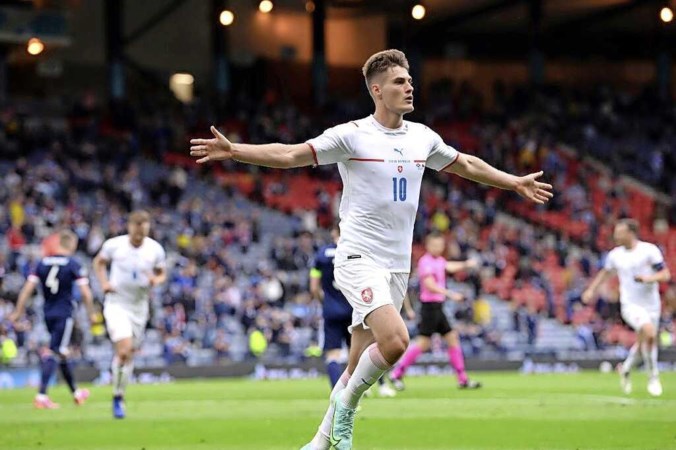 Tsjechië-spits Patrick Schick krijgt Schotten stil met wereldgoal