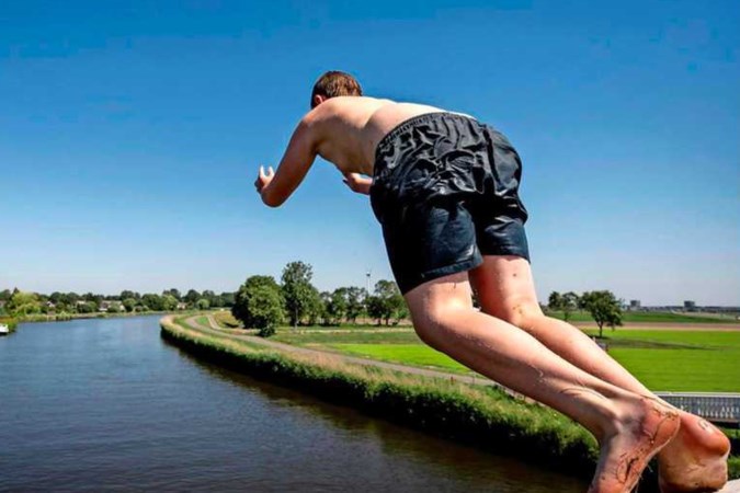 Duik jij met deze hitte in verkoelend water? Let op deze risico’s