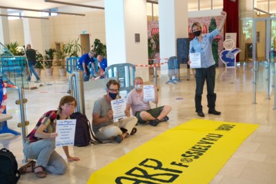 Actievoerders bezetten hal tot ABP stopt met fossiele beleggingen