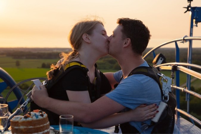 Spectaculair huwelijksaanzoek voor pretparkfan Anouk in Toverland