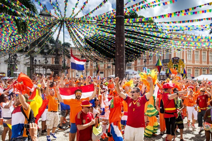 Supporters die naar Hongarije reizen: ‘In feestende Oranjemassa gaat coronavirus van links naar rechts’
